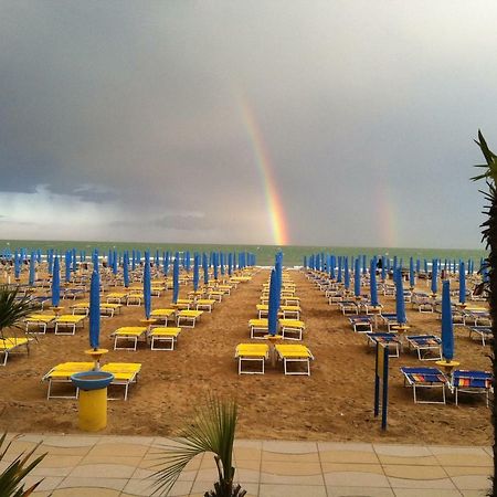 Piccolo Moderno Appartamento Sulla Spiaggia In Centro Lido di Jesolo Exterior foto