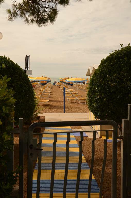 Piccolo Moderno Appartamento Sulla Spiaggia In Centro Lido di Jesolo Exterior foto