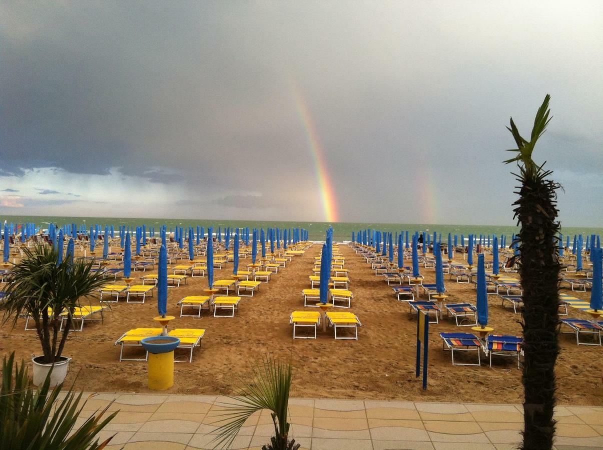 Piccolo Moderno Appartamento Sulla Spiaggia In Centro Lido di Jesolo Exterior foto