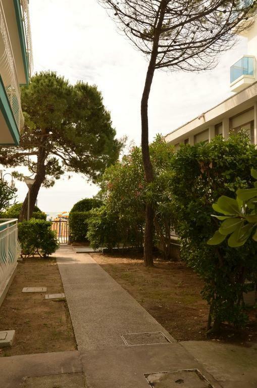 Piccolo Moderno Appartamento Sulla Spiaggia In Centro Lido di Jesolo Exterior foto