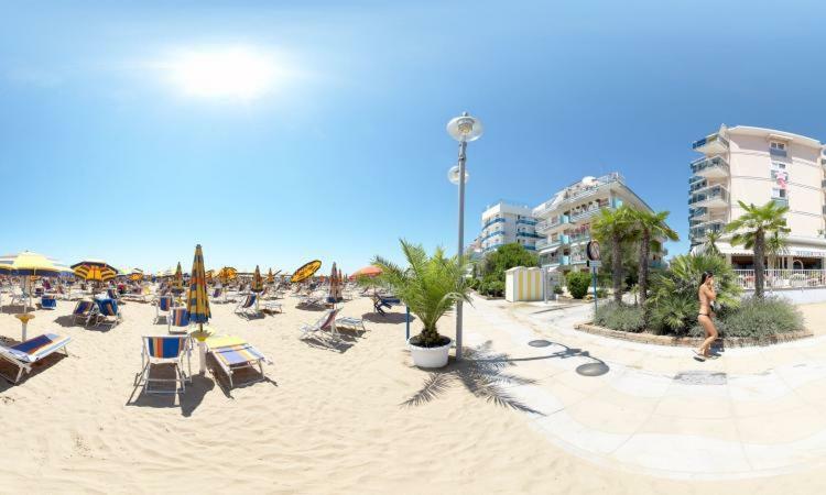 Piccolo Moderno Appartamento Sulla Spiaggia In Centro Lido di Jesolo Exterior foto