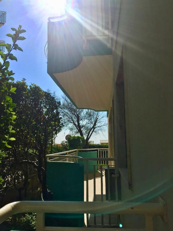 Piccolo Moderno Appartamento Sulla Spiaggia In Centro Lido di Jesolo Exterior foto